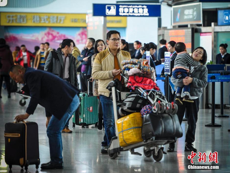  罗马客场遭遇暴雪，航班延误赛前险迟到  