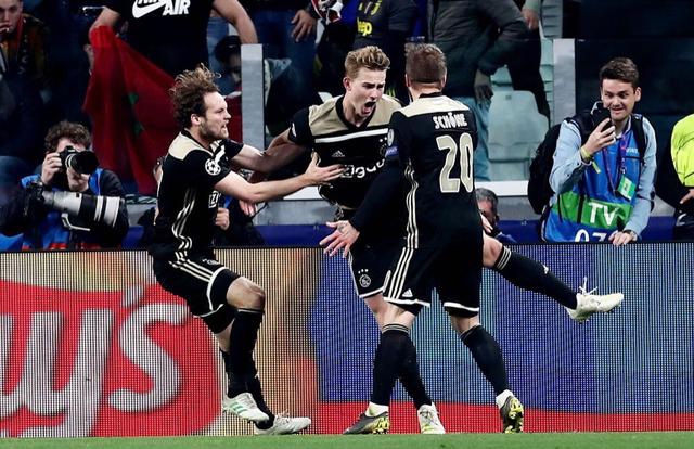  多特蒙德主场灯光秀致敬功勋老队长  