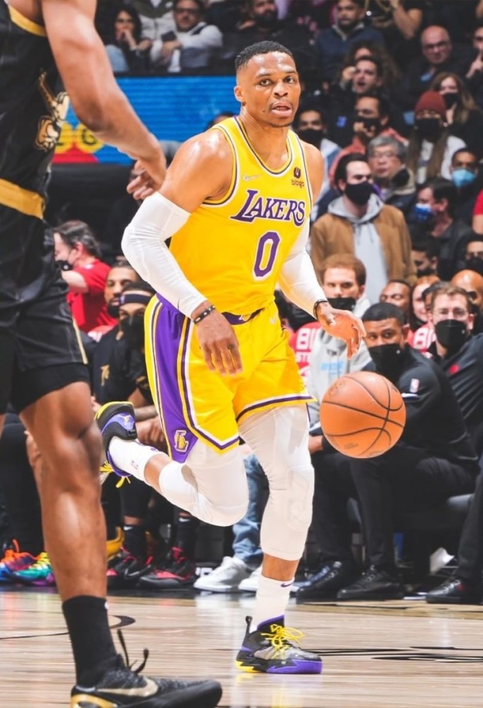  福克斯关键抢断国王险胜鹈鹕保住附加赛希望